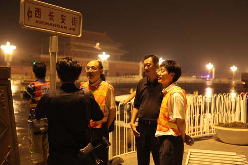 交通部公路院院長周偉(wei) 在長安街橡膠瀝青路麵施工現場進行技術指導