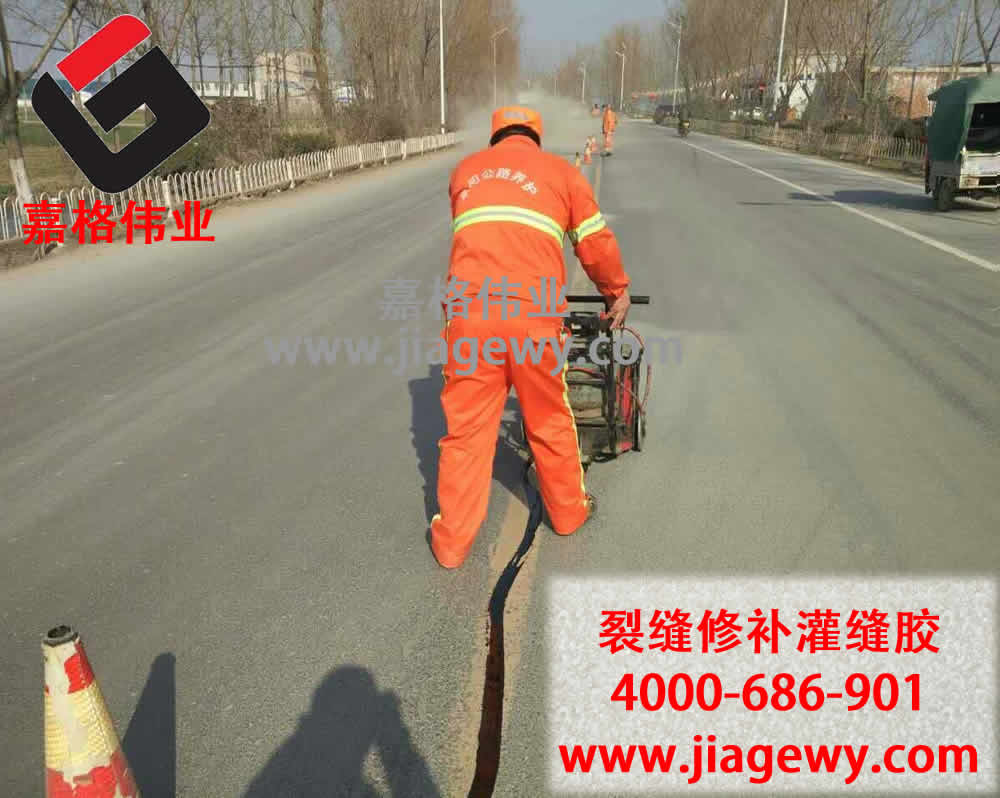 高溫酷暑炙烤下的路麵灌縫膠養路工人