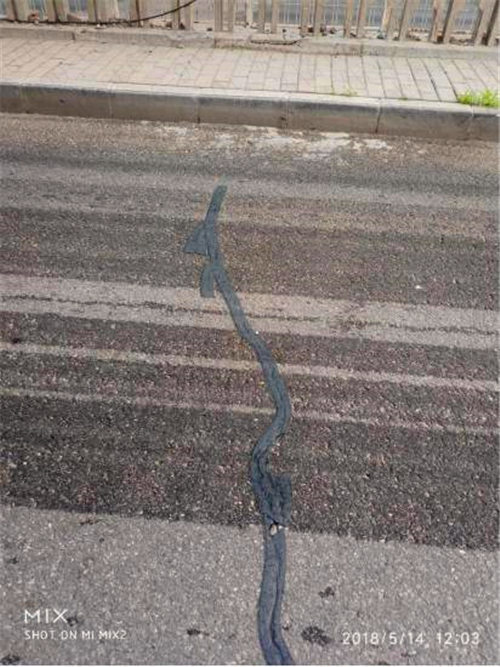 瀝青路麵自粘貼縫帶