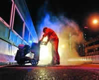 記夜晚用道路密封膠修補路麵裂縫的養護天使