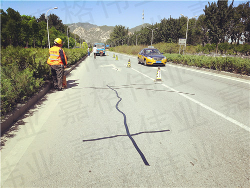 嘉格公路貼縫帶讓道路養護不再苦、髒、累