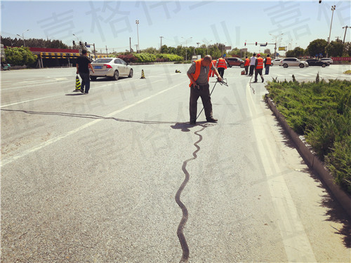 嘉格公路裂縫貼縫帶在山區道路不負重托 嘉格公路裂縫貼縫帶在山區道路不負重托