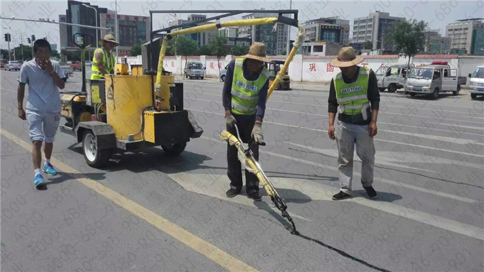 用平凡舉動記錄不平凡感動的嘉格公路灌縫膠售後服務人員