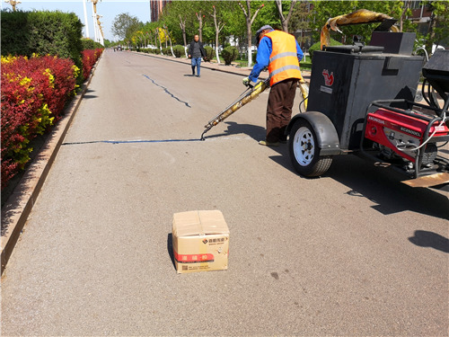 道路出現裂縫,公路灌縫膠是怎麽和工人一起完成修補的呢? 道路出現裂縫,公路灌縫膠是怎麽和工人一起完成修補的呢?