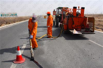 針對道路路麵裂縫,應采取什麽樣的嘉格灌縫膠進行灌縫處理呢？